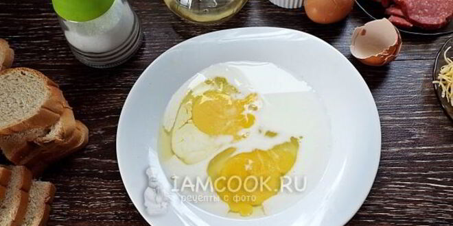 Рецепт гренков с колбасой и сыром на сковороде