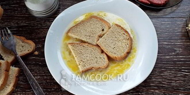 Рецепт гренков с колбасой и сыром на сковороде
