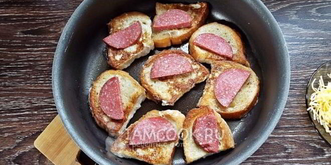 Рецепт гренков с колбасой и сыром на сковороде