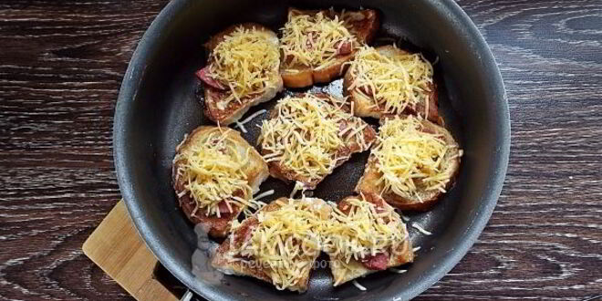 Рецепт гренков с колбасой и сыром на сковороде