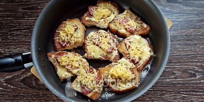 Рецепт гренков с колбасой и сыром на сковороде