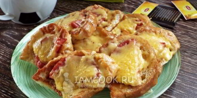 Рецепт гренков с колбасой и сыром на сковороде