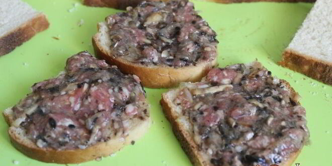 Рецепт гренков с мясным фаршем и шампиньонами