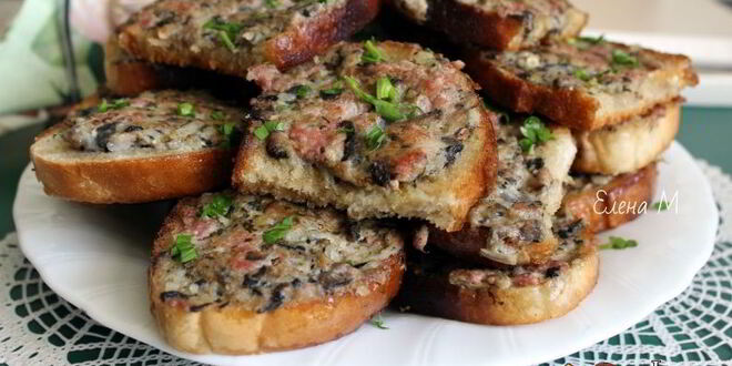 Рецепт гренков с мясным фаршем и шампиньонами