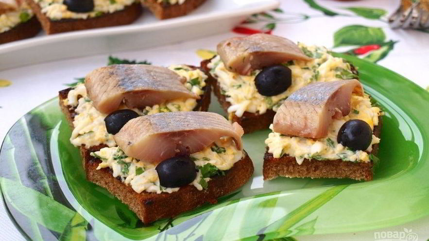 Рецепт гренков с яйцом и селедкой