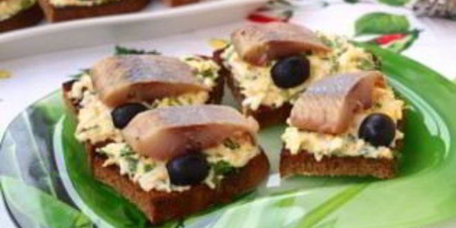 Рецепт гренков с яйцом и селедкой