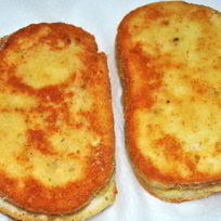 Хрустящие жареный гренки с курицей и сыром