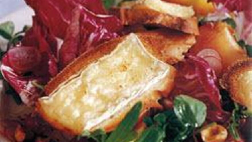 Рецепт листового салата ассорти, персик и гренки с сыром бри