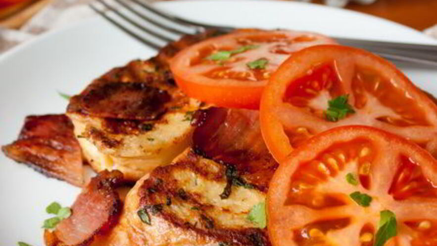 Рецепт несладких гренков с беконом и помидорами