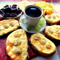 Запеченные гренки с творогом и виноградом