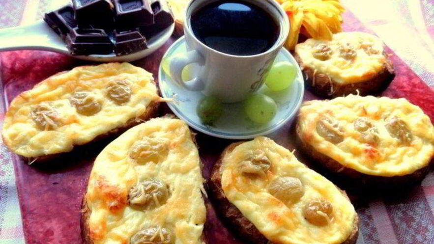 Рецепт запеченных гренков с творогом и виноградом