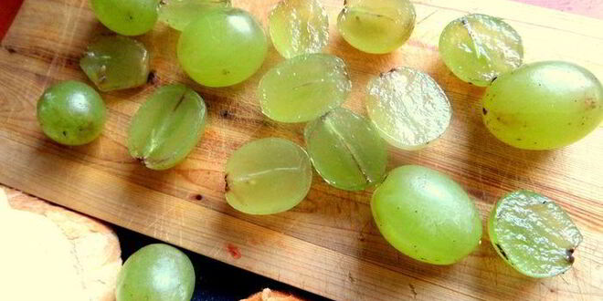 Рецепт запеченных гренков с творогом и виноградом