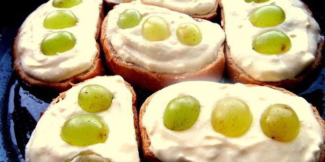 Рецепт запеченных гренков с творогом и виноградом