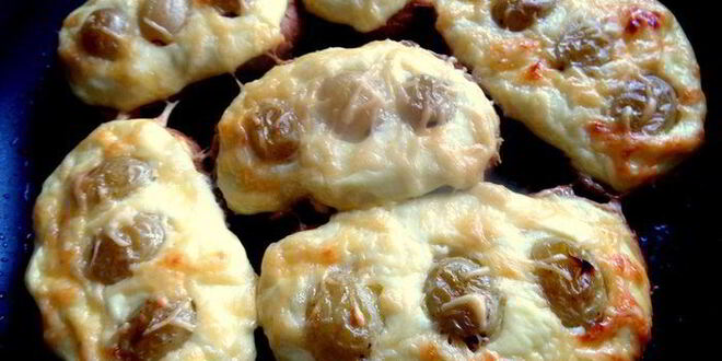 Рецепт запеченных гренков с творогом и виноградом