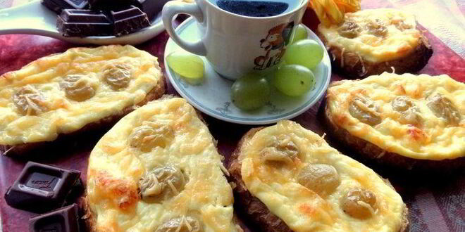 Рецепт запеченных гренков с творогом и виноградом