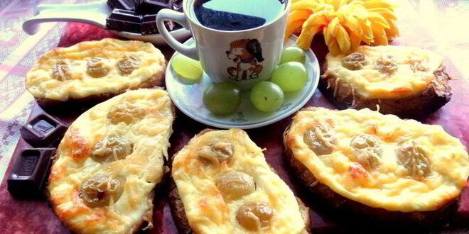 Рецепт запеченных гренков с творогом и виноградом