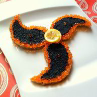 Рецепт Канапе из черного хлеба с черной и красной икрой