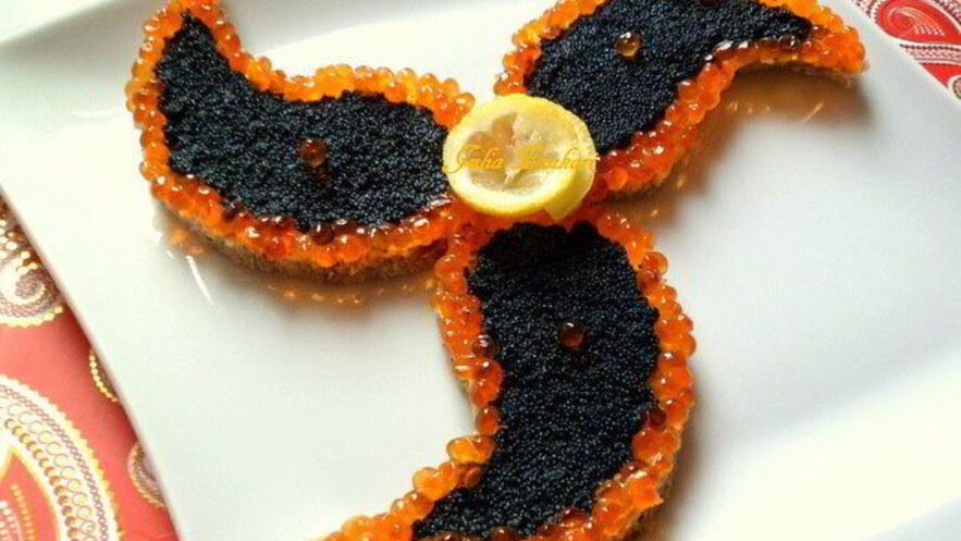 Рецепт канапе из черного хлеба с черной и красной икрой