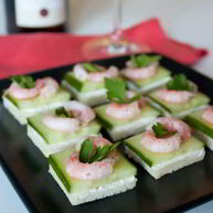 Рецепт Канапе из креветок и огурца на тостах