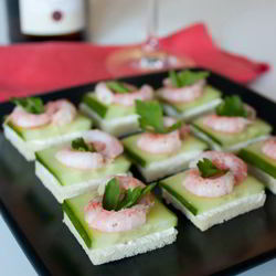 Рецепт Канапе из креветок и огурца на тостах