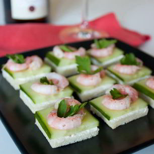 Рецепт Канапе из креветок и огурца на тостах