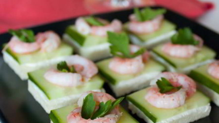 Рецепт канапе из креветок и огурца на тостах