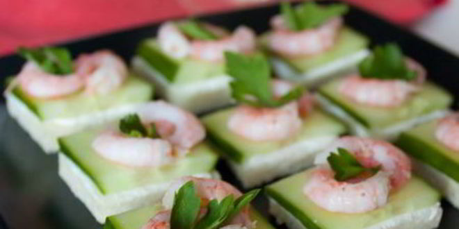 Рецепт канапе из креветок и огурца на тостах