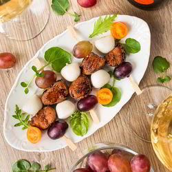 Рецепт Канапе из острой утки с моцареллой и виноградом