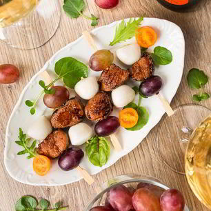 Рецепт Канапе из острой утки с моцареллой и виноградом