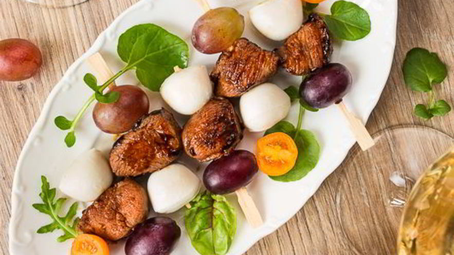 Рецепт канапе из острой утки с моцареллой и виноградом