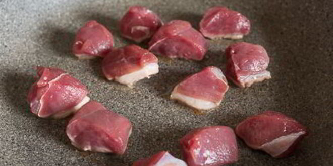 Рецепт канапе из острой утки с моцареллой и виноградом