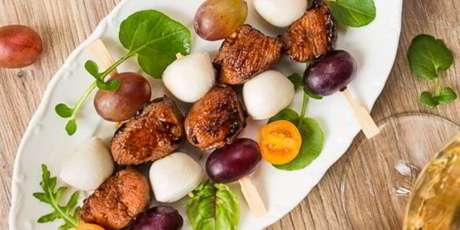 Рецепт канапе из острой утки с моцареллой и виноградом