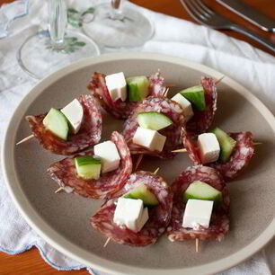 Рецепт Канапе из салями с фетой и огурцом