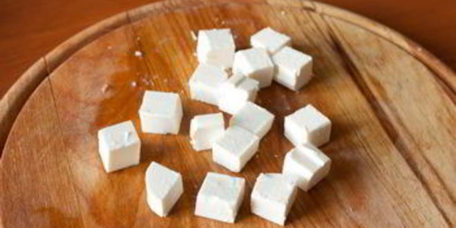 Рецепт канапе из салями с фетой и огурцом