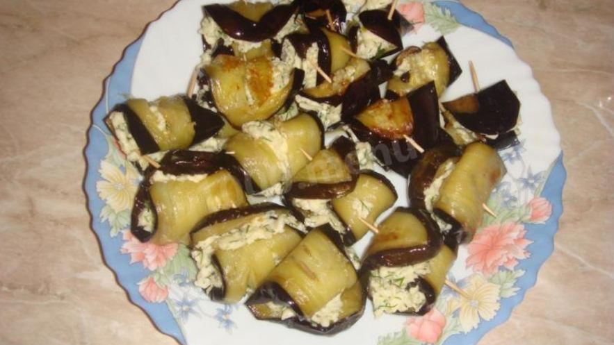 Рецепт канапе рулетики из баклажанов с сыром и чесноком