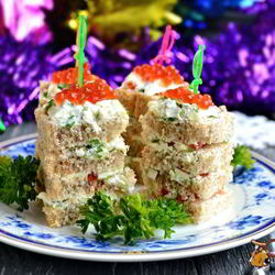 Рецепт Канапе с брынзой и красной икрой