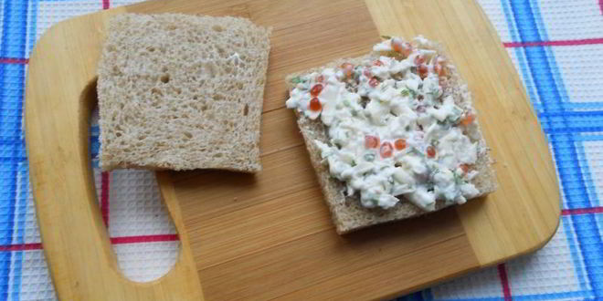 Рецепт канапе с брынзой и красной икрой