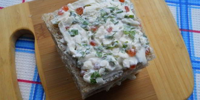 Рецепт канапе с брынзой и красной икрой