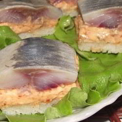 Рецепт Канапе с икрой мойвы, сельдью и яблоком
