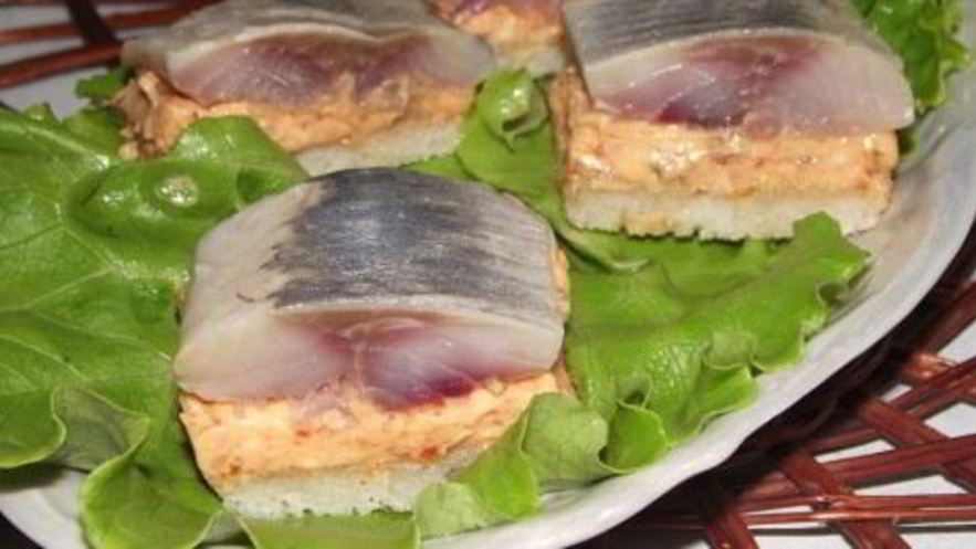 Рецепт канапе с икрой мойвы, сельдью и яблоком