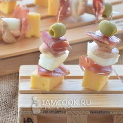 Рецепт Канапе с хамоном, грибами и сыром