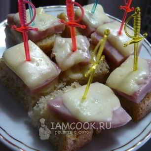 Рецепт Канапе с колбасой и сыром