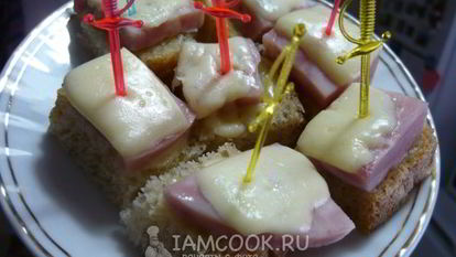 Рецепт Канапе с колбасой и сыром