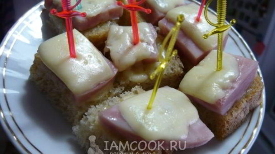 Рецепт канапе с колбасой и сыром