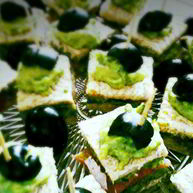 Рецепт Канапе с красной рыбой и соусом из авокадо