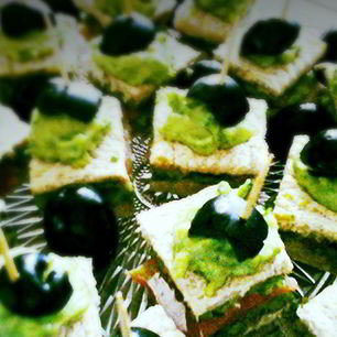 Рецепт Канапе с красной рыбой и соусом из авокадо