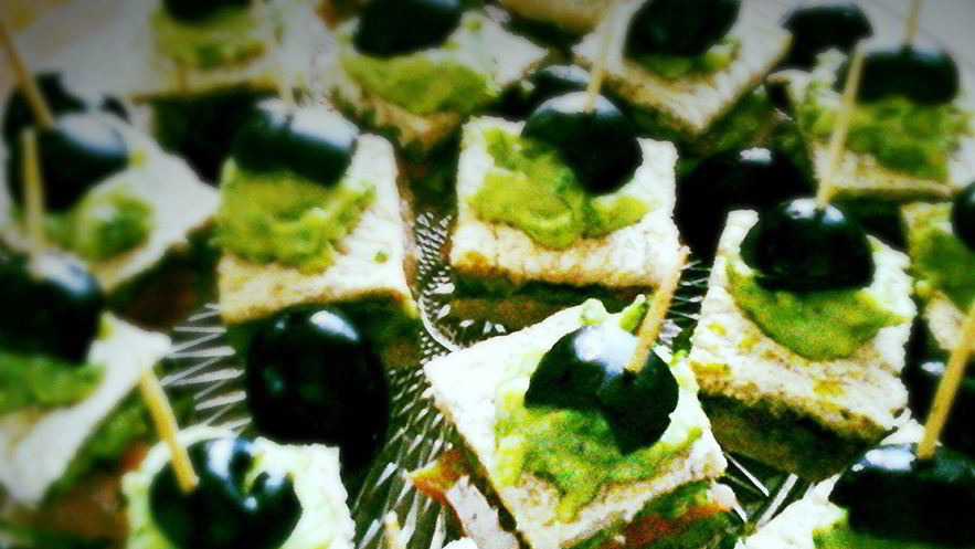 Рецепт канапе с красной рыбой и соусом из авокадо