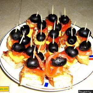 Рецепт Канапе с красной рыбой и сыром на шпажках