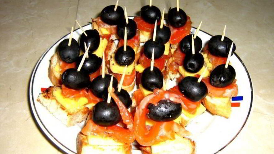 Рецепт канапе с красной рыбой и сыром на шпажках