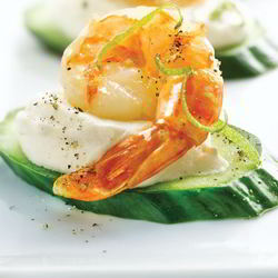 Рецепт Канапе с креветками и огурцом